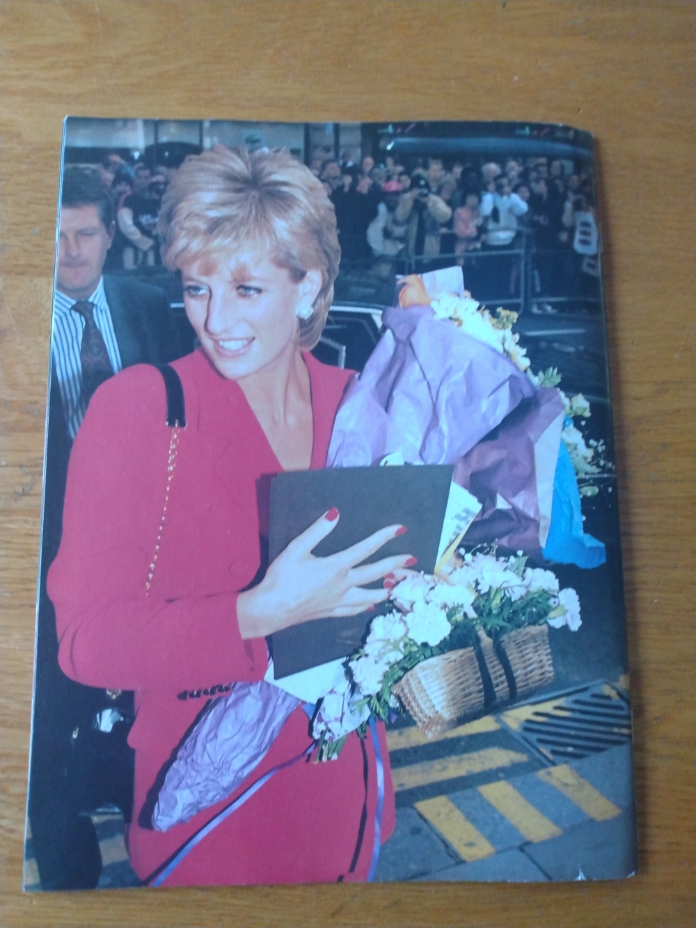 Diana: A Final Farewell - Commemorative Magazine (White, Yellow, Red) - Picture 15 of 15